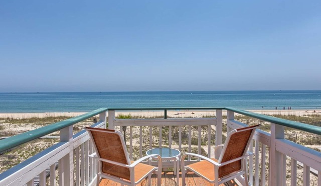 August 2026 Big Savings! 3BR/3BA Dog-Friendly, BEACHFRONT