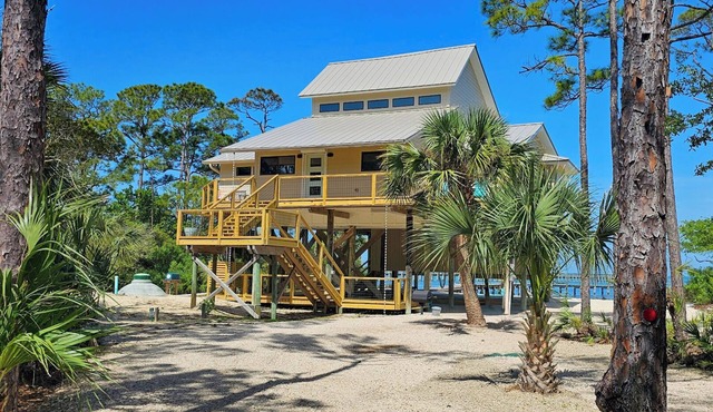 August 2026 Big Savings! BAYFRONT - Old Florida Style Cottage