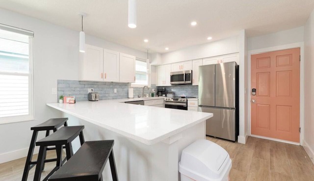 Be A Nomad | 2BR Upper Unit | 2 Blocks to Neptune Beach in Neptune Beach