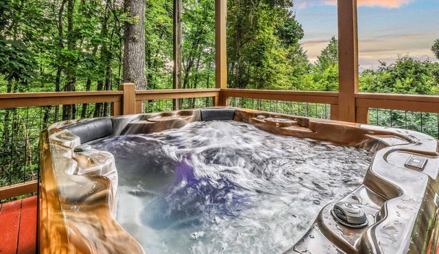 Bearly Hidden Ridge: Free Attraction Tickets, Hot Tub, Pool Access & Mountain Views in Gatlinburg