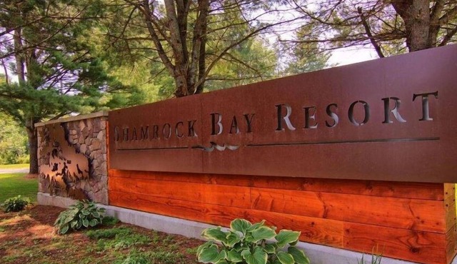 Beautiful 2+1 bedroom cottage shamrock bay resort with swimming pool in Severn Bridge