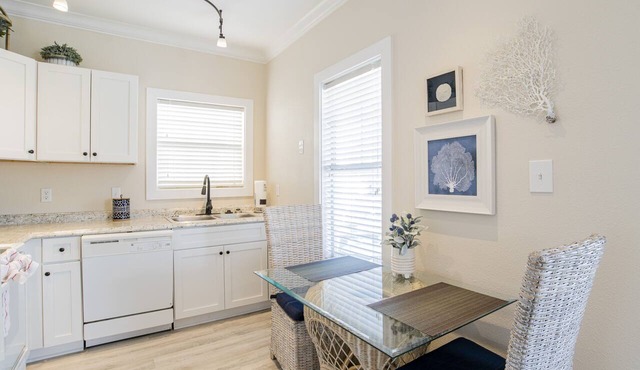 Beautiful Condo & Spectacular Pool, Perfect for Beach Lovers: Island Paradise in Pensacola