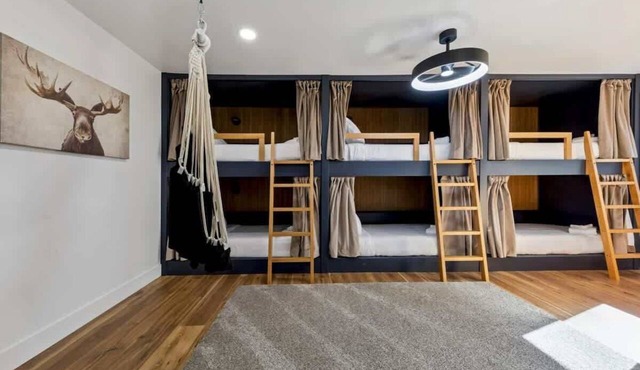 Beautifully Redesigned 5Br, Near Lake and Heavenly in South Lake Tahoe