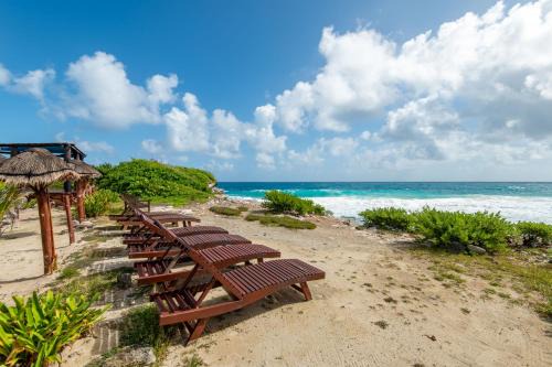 Bella Mar, Oceanfront Escape in Cancun