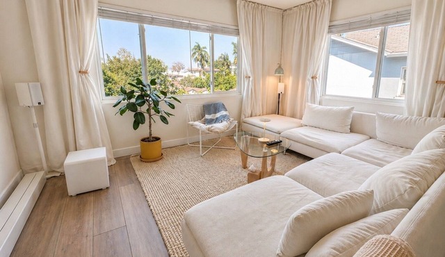 Bright Studio City apartment with dedicated workspace in Los Angeles