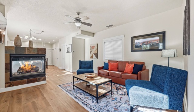 Bronco Game Day Getaway Walk to Stadium+Fireplace+Indoor Parking in Boise