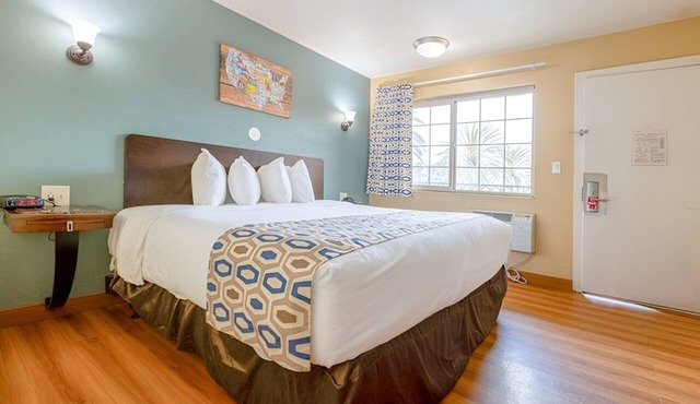 Budget-Friendly King Room Close to Oceanside Beach in Oceanside