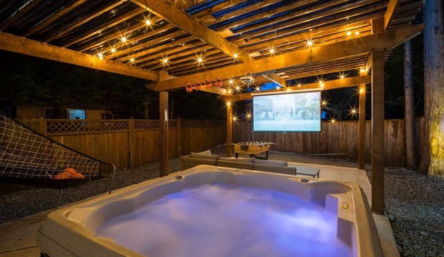 Bunny Bliss - Upper Level, HotTub, FirePit,Theatre in Langley