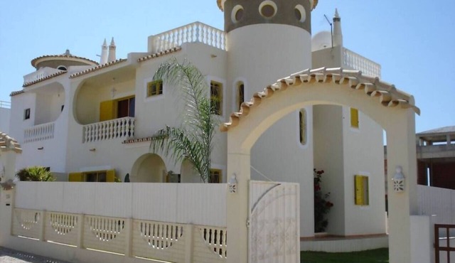 Casa Maré Alta (4 bedrooms and pool, sea view) in Guia