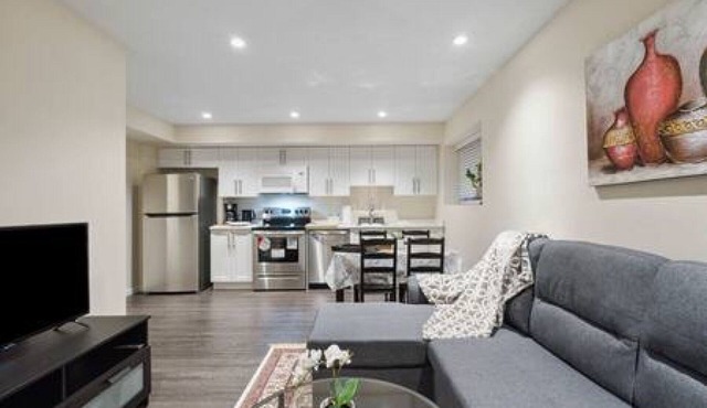 Charming 2-Bed Suite, Near White Rock in Surrey