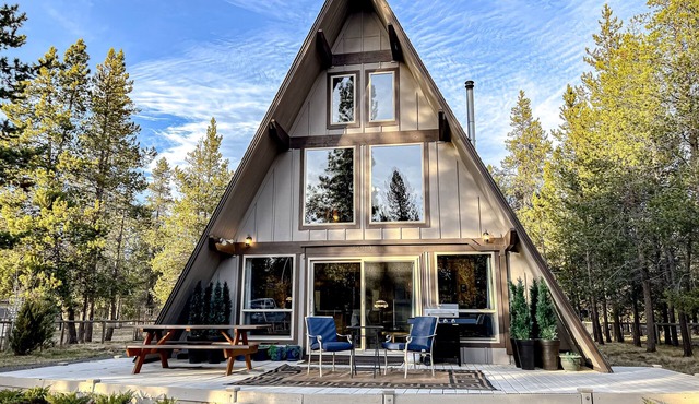 Charming 2-story chalet with deck, wood stove, Deschutes River access in Sunriver