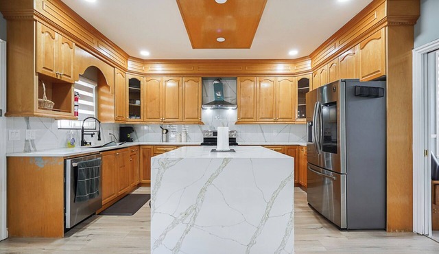 Charming 5 bed and 4 bath family home located in the heart of Delta/Surrey in Surrey
