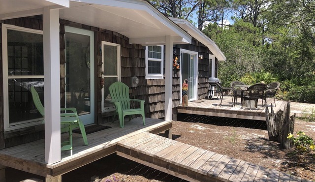 Charming coastal cottage, short walk to both beach and bay, pet friendly!