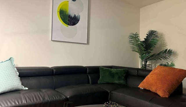 Charming Glendale Apartment – 2BR/2BA, 4 Beds in Glendale