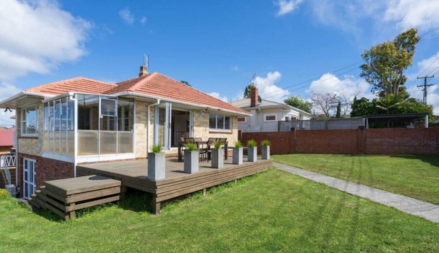 Charming One Tree Hill House by Furnished Rentals in Auckland