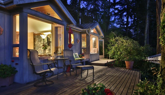 Charming Waterfront Cottage-NO CLEANING FEE-Water, Mountain & Sunset View in Freeland