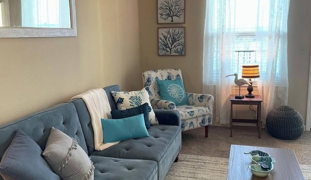 Coastal Comfort retreat offers 1 Bedroom, 1 Bathroom, and a Futon with Lakeview. in Jacksonville