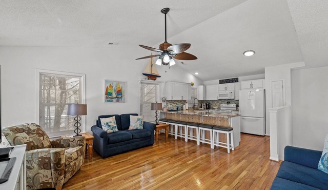 Colington Charm - New updates and not far from the beach! in Kill Devil Hills