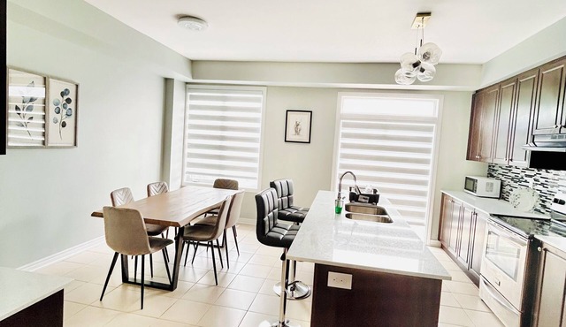 Comfy home sleeps 13+ guest with wifi &parking Netflix in Brampton