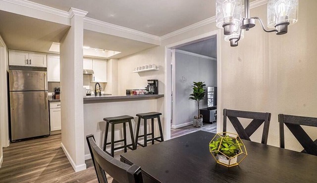 Condo with king bed, walk to Microsoft, park in Bellevue