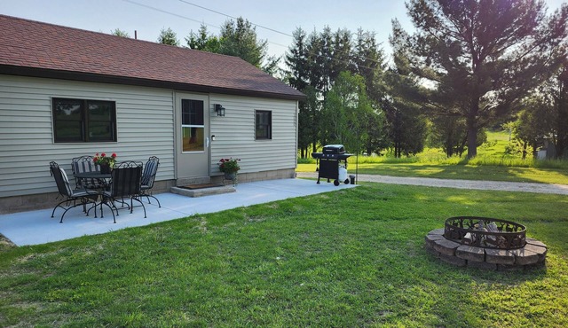 Cozy 1-bedroom cottage on a horse farm 15 minutes from Traverse City in Grawn