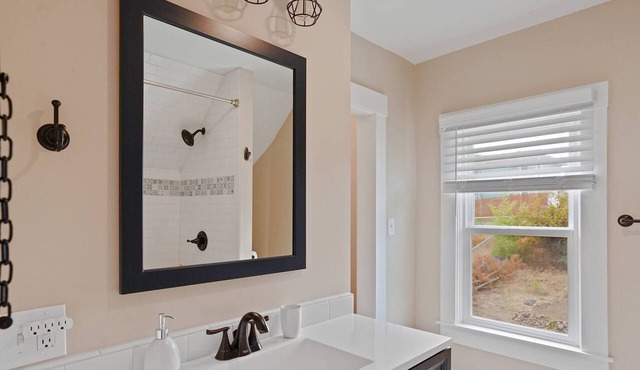 Cozy 3BR Spokane home near downtown—Wi‑Fi, BBQ, Off street parking, Sleeps 8 in Spokane
