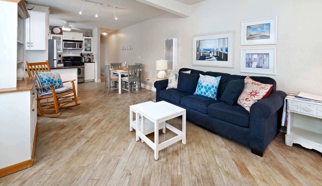 Cozy Beach Bungalow - Walk to Seal Beach, Shops, Dining in Seal Beach
