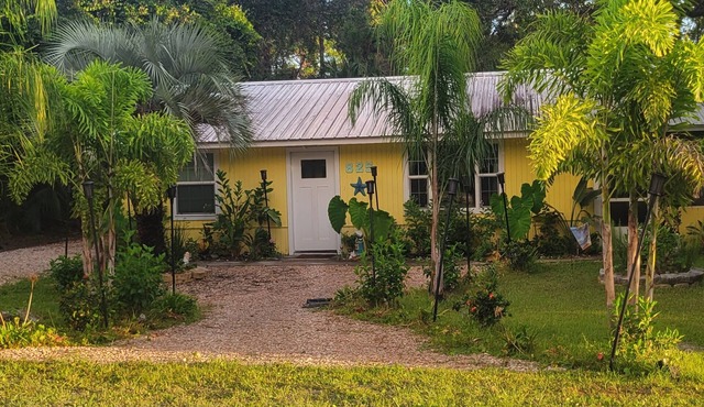 Cozy Beach Cottage 2 blocks to beach near entertainment food & Fun, screen porch