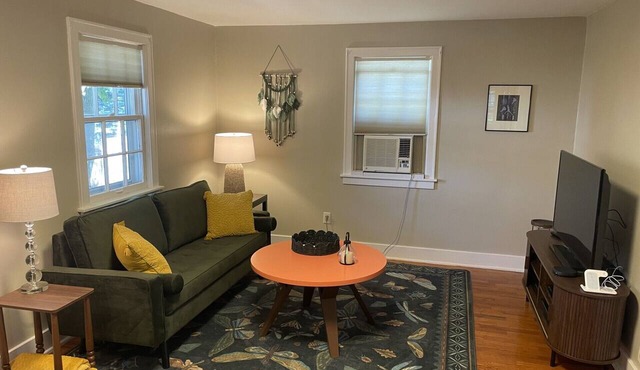 Cozy Coach House: just minutes to CMU and Soaring Eagle Casino in Mount Pleasant