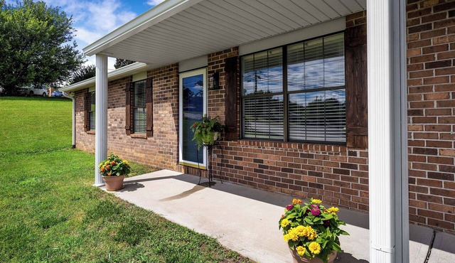 Cozy Corner, 3 bedroom close to campus and Powell medical mall in Knoxville