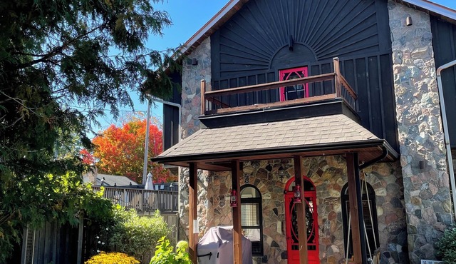 Cozy Country Spring & Summer Getaway | HotTub + Outdoor Pool & Fire Pits in Alton