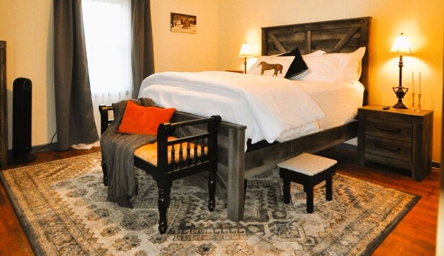 Cozy Farmhouse Downtown Wi-Fi Quiet Setting 10 Minutes to RRG in Stanton