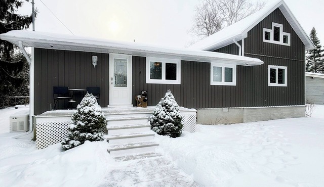 Cozy Home on Sturgeon Lake with Hot Tub in Kawartha Lakes