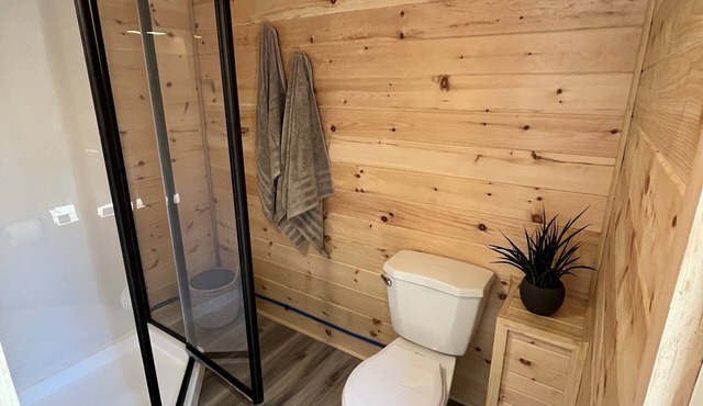 Cozy tiny home, immersed in the forest, overlooking the pond! in Caledon