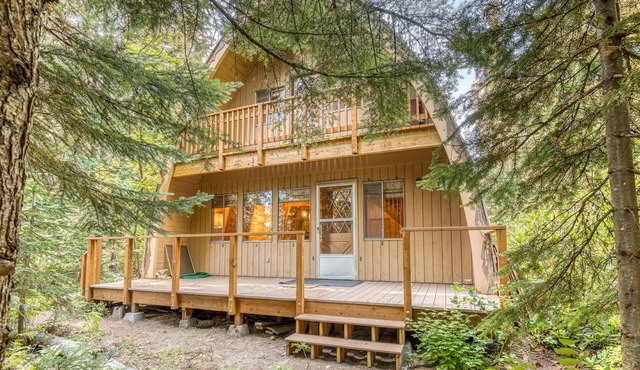 Creek-side mountain cabin with fireplace, balcony & full kitchen - near hiking in Government Camp