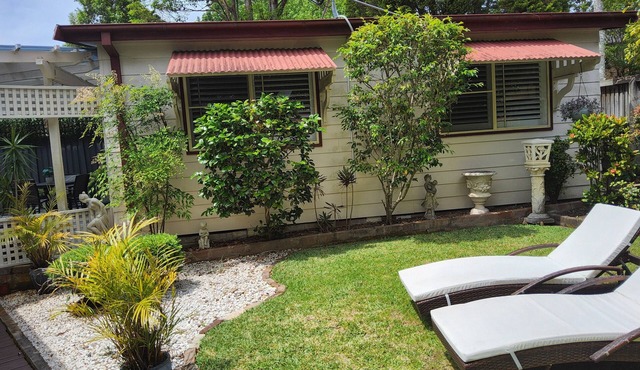 Delightful fully self contained cottage with all amenities included. in Belrose