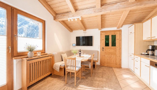 Deluxe Two-Bedroom Apartment with Balcony in Außervillgraten
