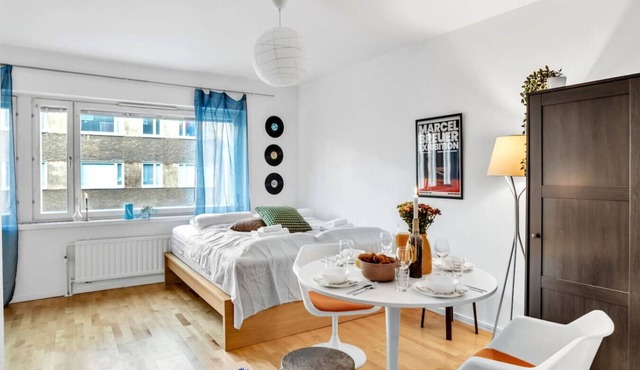 Design District w King Bed, Netflix, tram&bus near in Helsinki