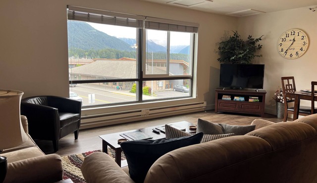 Downtown Apt. 5 w/Ocean & Mountain Views. in Sitka