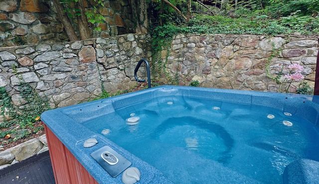 Easy Walk to Gatlinburg Strip! Cabin w/Hot Tub, Theater Room & Easy Parking in Gatlinburg