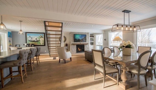 Elegant 4 bedroom waterfront home with hot tub in Clarksburg