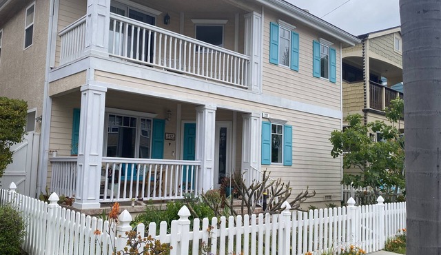 Enjoy Seal Beach! Parking, Internet, Pool table and AC! 4 Bdr sleeps 10 in Seal Beach