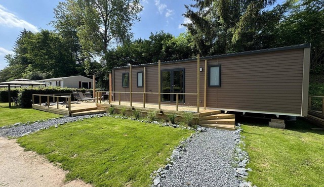 Experience luxury in Clervaux mobile home at Resort Walsdorf, 8 guests, 2 bathrooms, terrace, nature nearby. in Tandel