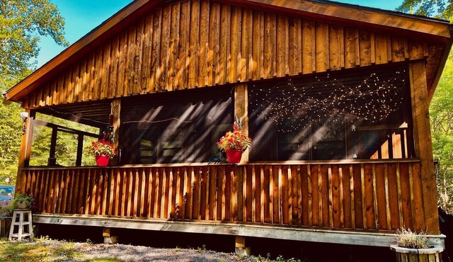 Falls Lake Burrow - Private Cottage with Screened-in Hot Tub in Windsor