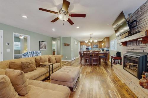 Family and Pet Friendly Home with Hot Tub Studio Short Walk to Lake in South Lake Tahoe