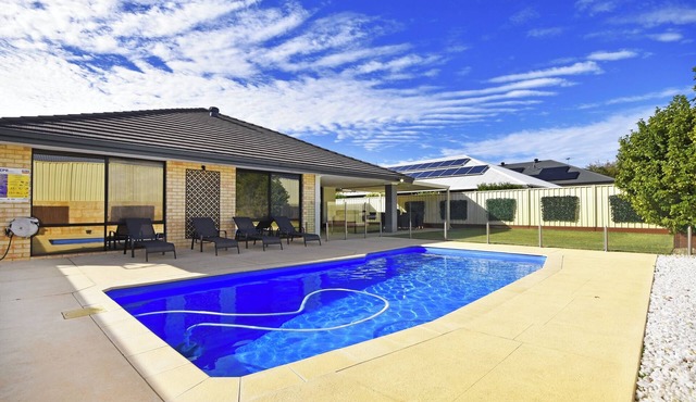 Family home with pool a/con in Tapping