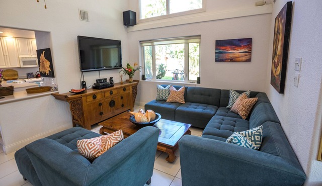 Gated Estate with Private Pool, Walk One Block to Beach or 8 blocks to Lahaina in Lahaina