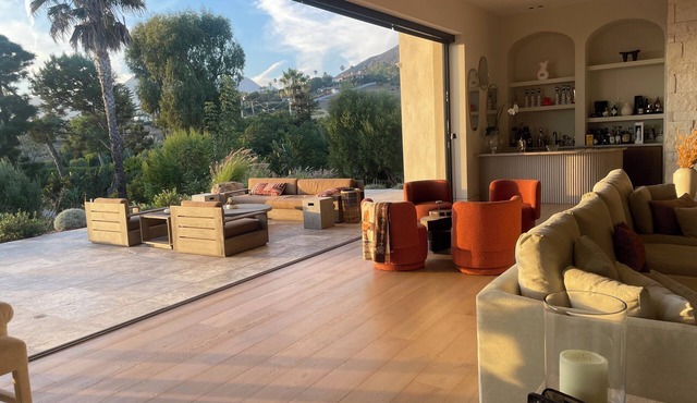 Gated Luxurious 6-bedroom villa with AC, in enchanting Malibu walk to the beach in Malibu