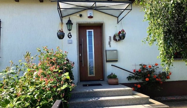 Gemütliche Ferienwohnung Elena 80m2, Terrasse, Garten, Parkplatz in Ilmenau