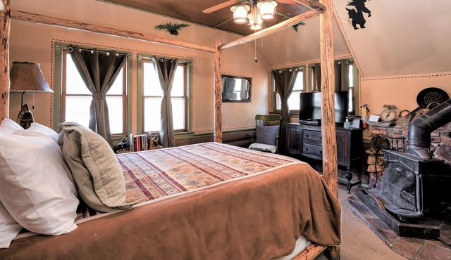 Gold Mountain Manor Bed and Breakfast in Big Bear City